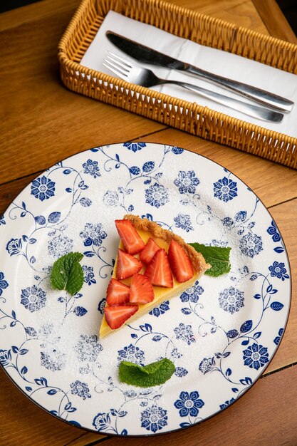 Foto tarta de fresa en un plato en un restaurante