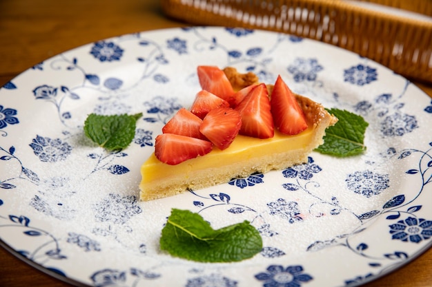 Foto tarta de fresa en un plato en un restaurante