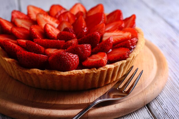 Tarta de fresa sobre fondo de madera de color