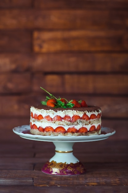 Tarta de fresa sobre un fondo de madera.