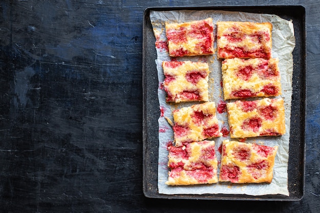 Tarta de fresa tarta dulce biscuit berry postre plato sobre la mesa comida saludable snack