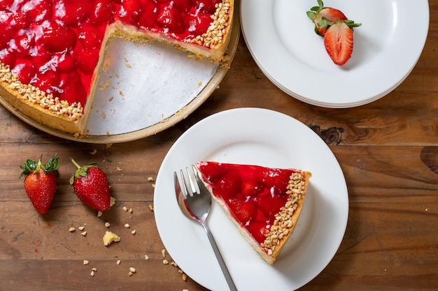 Tarta de fresa, un trozo de tarta en un plato blanco.