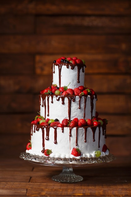 Tarta de fresas en un bosque