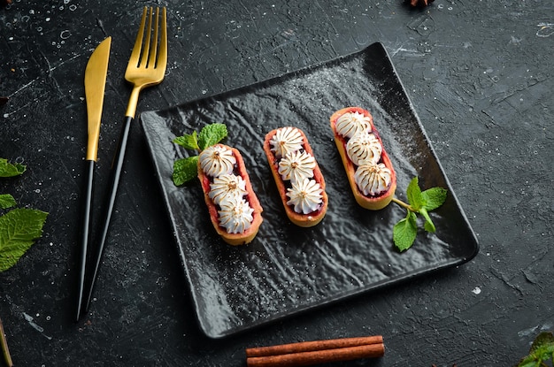 Tarta de fresas con crema Vista superior Estilo rústico