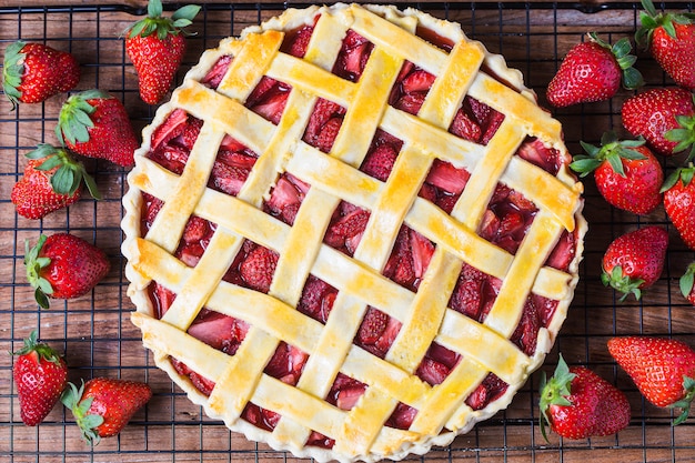 tarta de fresas en el fondo de madera