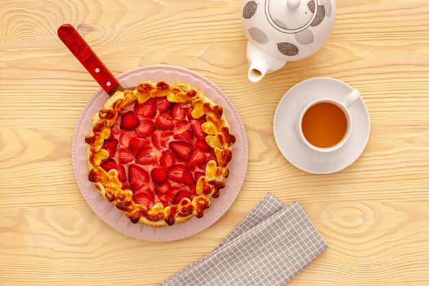 Tarta de fresas frescas para el desayuno con té verde