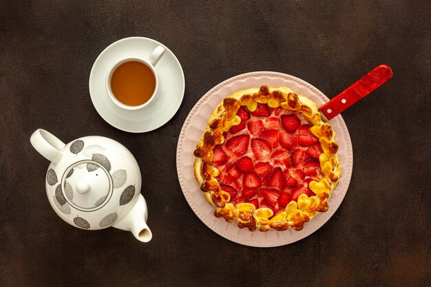 Tarta de fresas frescas para el desayuno con té verde