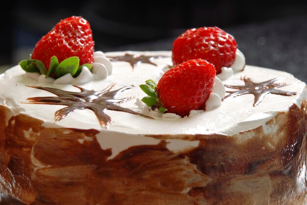 Tarta de fresas con nata montada