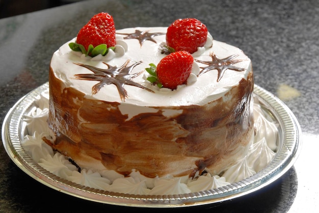 Tarta de fresas con nata montada