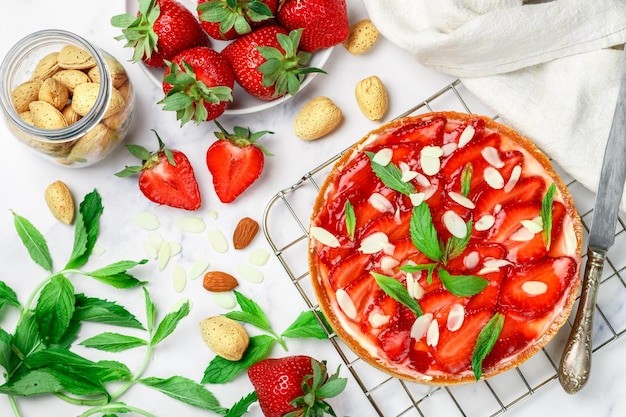 tarta de fresas con natillas y pétalos de almendras