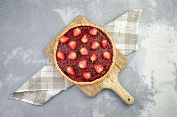 Tarta de fresas de pastelería de verano decorada con mitades de bayas frescas vista superior