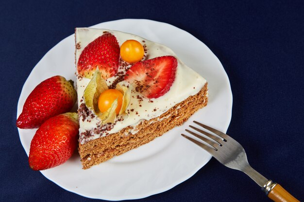 Tarta con fresas y physalis.