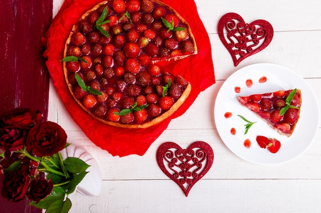 Tarta de fresas en plato blanco