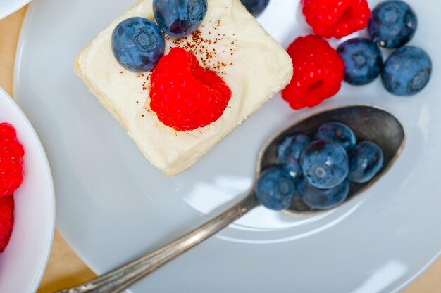 Tarta fresca de frambuesas y arándanos