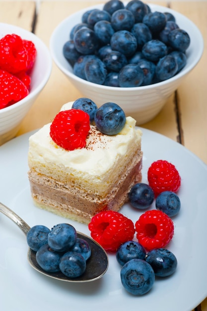 Tarta fresca de frambuesas y arándanos