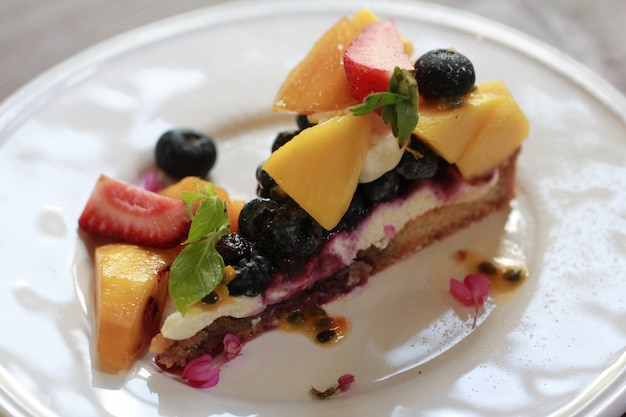 Tarta de fruta fresca en plato blanco