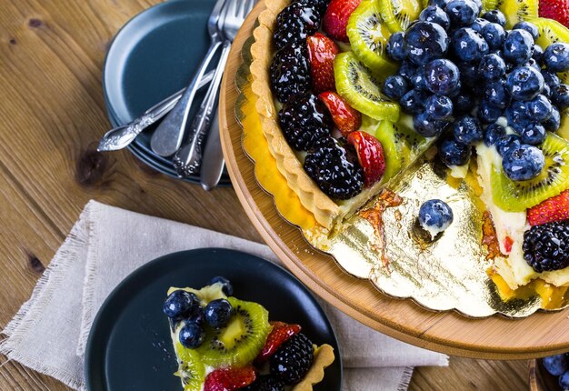 Tarta de fruta fresca en un puesto de pasteles en una mesa de madera.