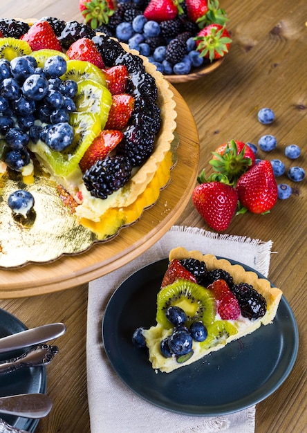 Tarta de fruta fresca en un puesto de pasteles en una mesa de madera.