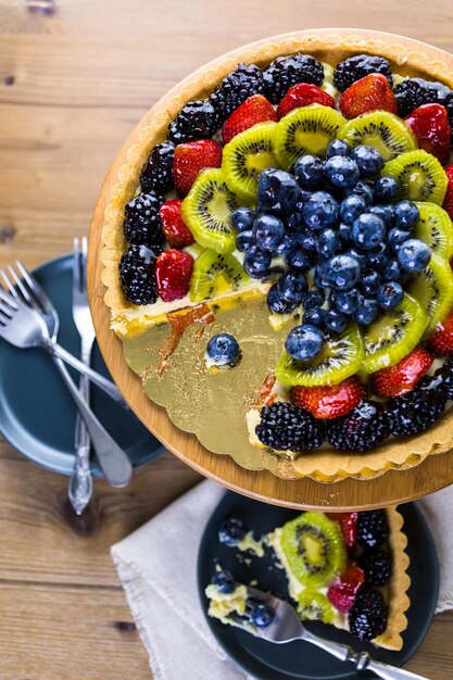 Tarta de fruta fresca en un puesto de pasteles en una mesa de madera.