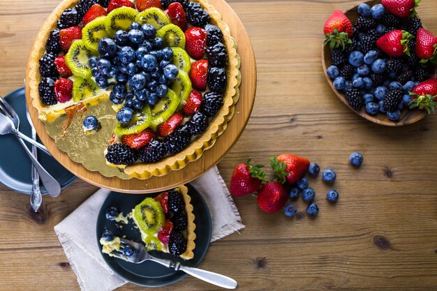 Tarta de fruta fresca en un puesto de pasteles en una mesa de madera.