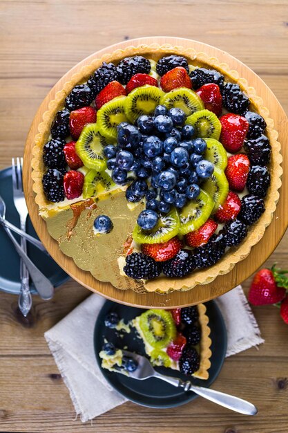 Tarta de fruta fresca en un puesto de pasteles en una mesa de madera.