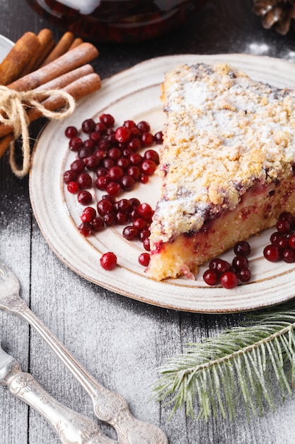 tarta de frutas casera espolvoreada con azúcar en polvo