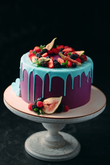 Tarta de frutas decorada con higos, arándanos, frambuesas y menta.