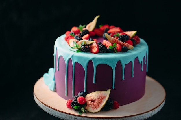 Tarta de frutas decorada con higos, arándanos, frambuesas y menta.