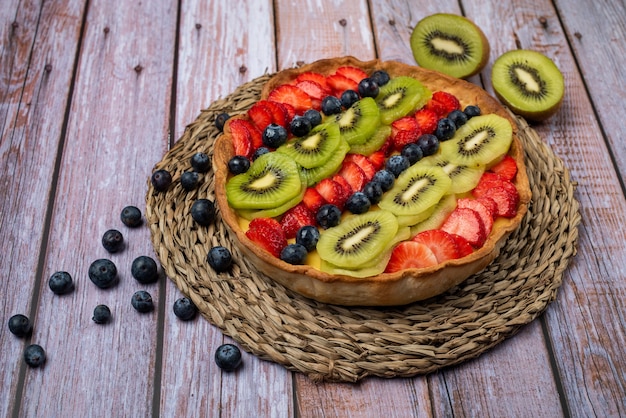 Tarta de frutas con fresas, kiwi y arándanos