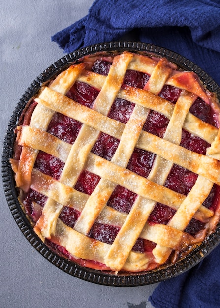 Tarta de frutas frescas con ciruela. Sabrosa tarta de frutas. De cerca. Vista superior