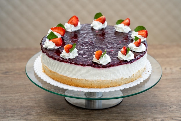 Tarta de frutas con mermelada y nata