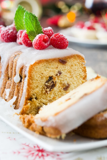 Tarta de frutas de Navidad y decoración navideña en una rústica mesa de madera