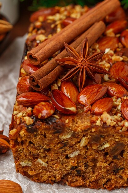 Tarta de frutas con nueces, frutas y especias