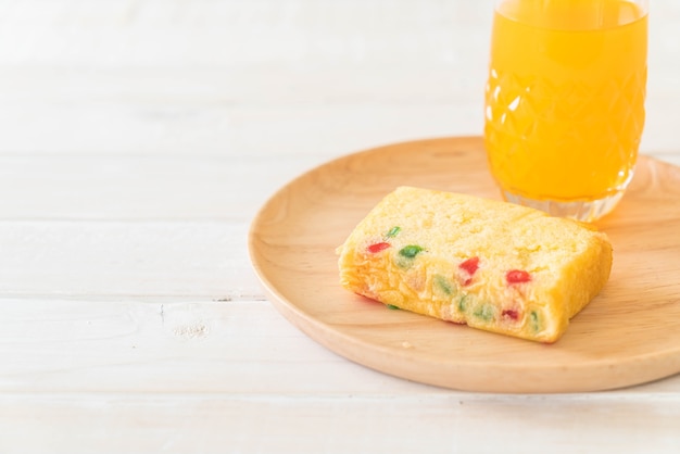 Tarta De Frutas En Plato De Madera