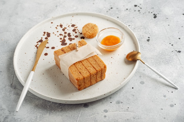 Tarta de frutas en el plato sobre una mesa