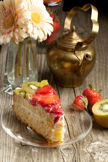 Tarta de frutas y tetera