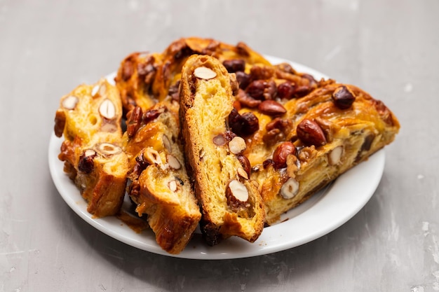 Tarta de frutas típica portuguesa Bolo rainha en placa