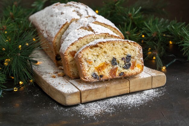 Tarta de frutas tradicional para Navidad con pasas, nueces. con navidad.