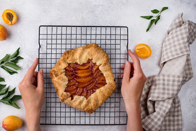 Tarta de galette casera dulce con albaricoques