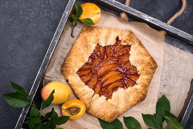 Tarta de galette casera dulce con albaricoques