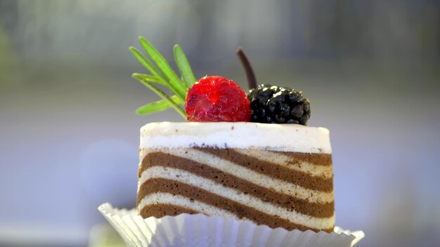 Tarta de galleta con crema y con frambuesas y moras de cerca