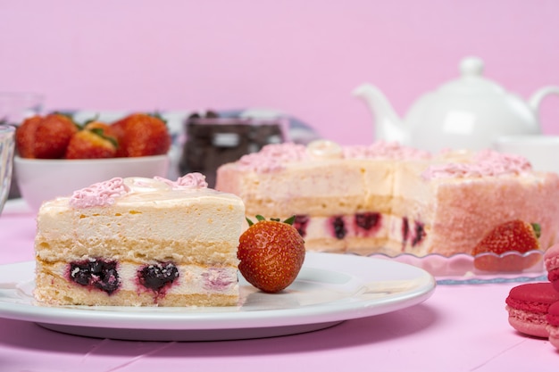 Tarta de galletas caseras de crema con fresas