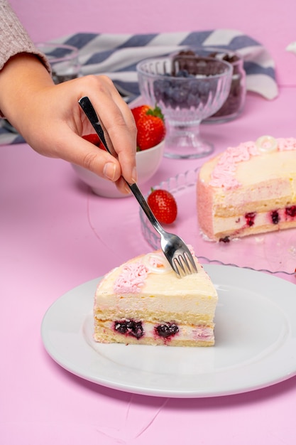 Foto tarta de galletas caseras de crema con fresas