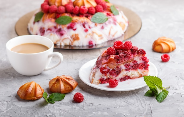 Tarta de gelatina casera con galletas de leche y frambuesa sobre un fondo de hormigón gris con taza de café