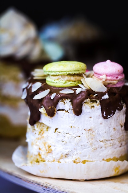 Tarta con glaseado de chocolate y macarrones