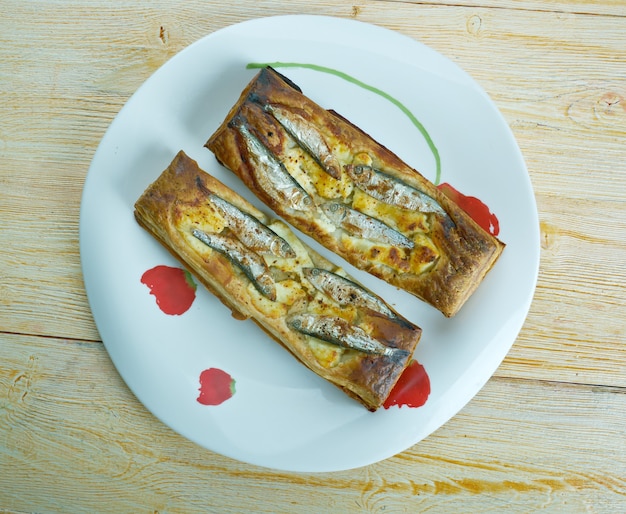 Tarta de hojaldre con anchoas. cocina francés