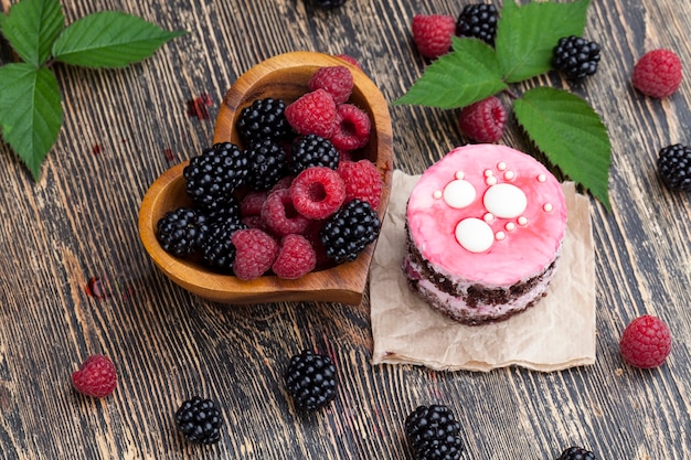 Tarta de hojaldre de chocolate con relleno de frutos rojos