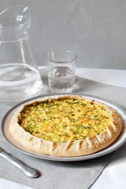 Tarta con huevo y cebolla verde en un plato