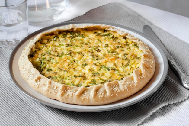 Tarta con huevo y cebolla verde en un plato