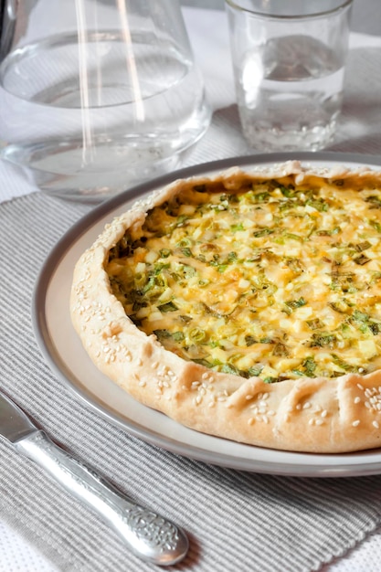 Tarta con huevo y cebolla verde en un plato